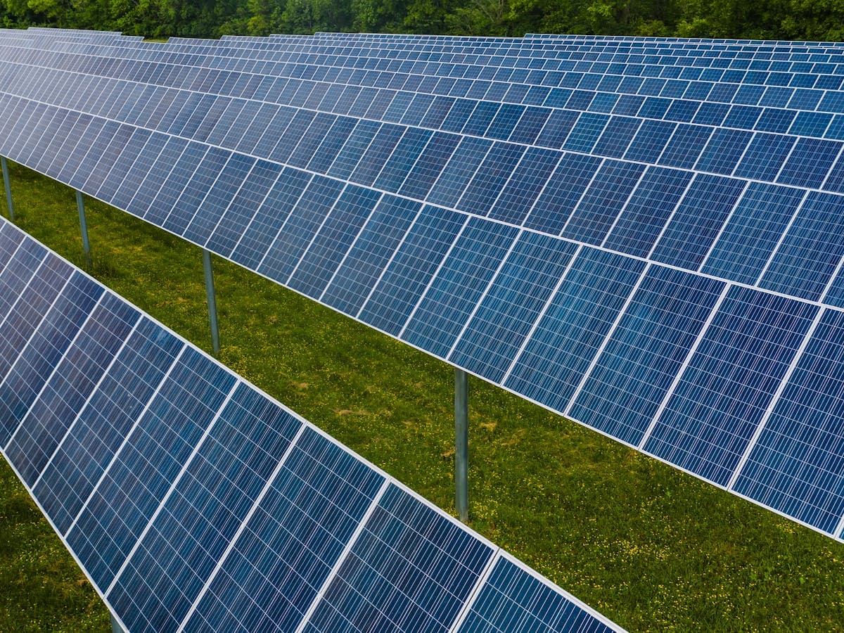 Açık arazide kurulu güneş panellerinin geniş açı görünümü