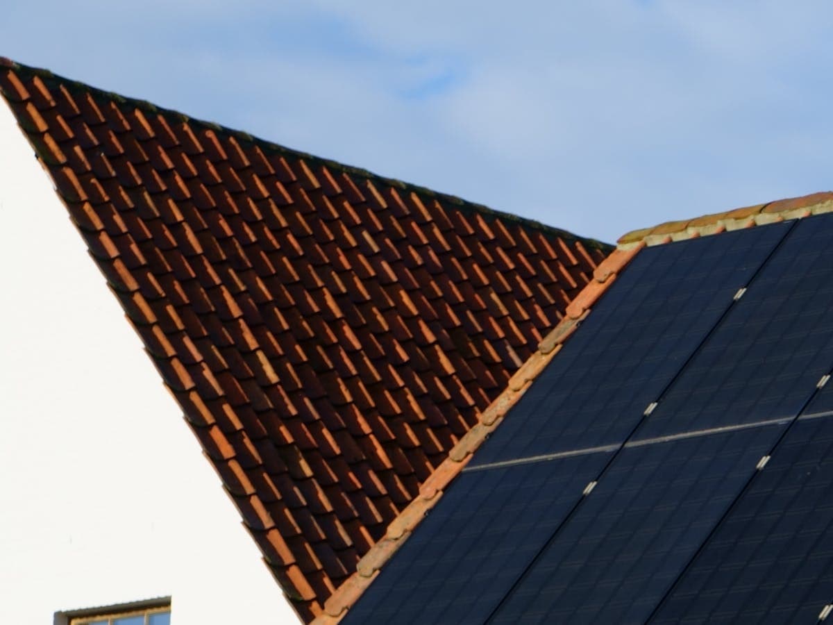 Kiremit çatı üzerinde kurulmuş güneş panellerinin yakın plan görünümü